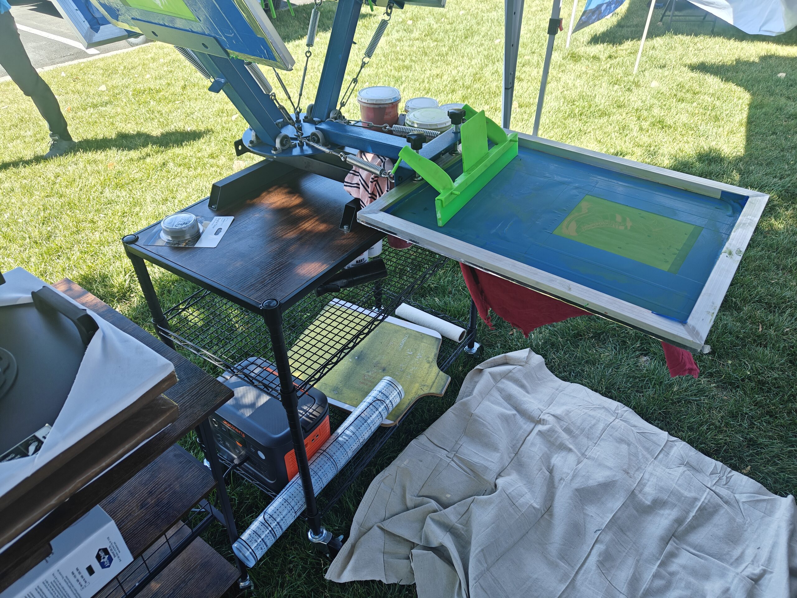 Mobile screen printing press